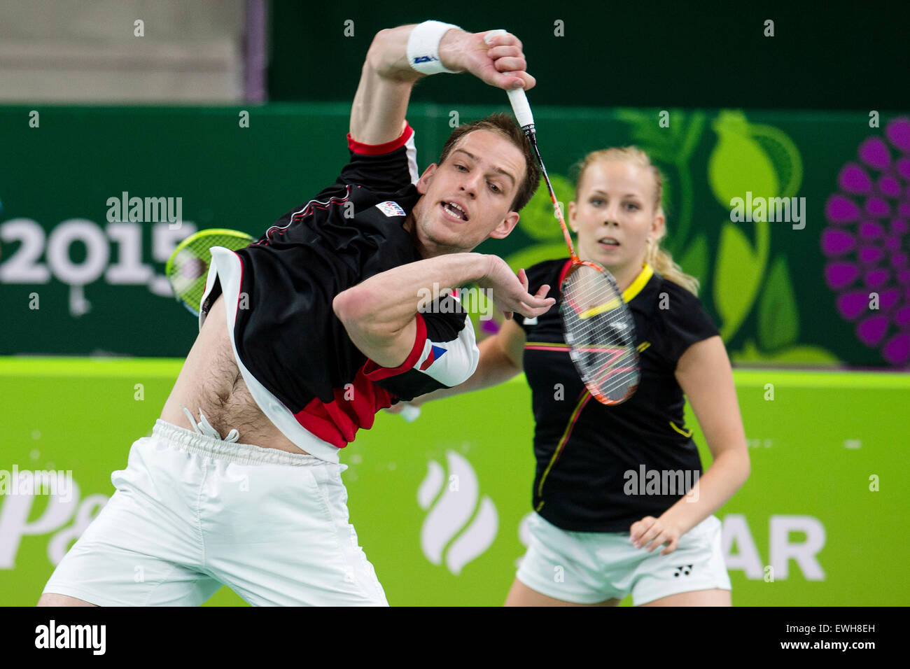 Les joueurs Alzbeta Basova tchèque, droite, et Jakub Bitman rivaliser en badminton double mixte République tchèque match quart contre le Danemark lors de la 1ère 2015 Bakou jeux européens à Bakou, Azerbaïdjan, le 26 juin 2015. (CTK Photo/David Tanecek) Banque D'Images
