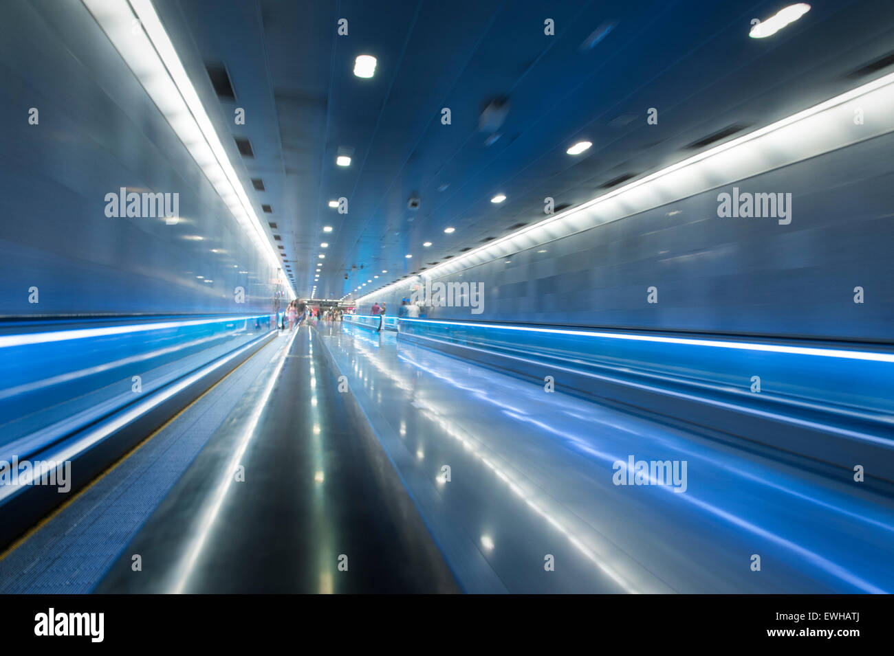 Modern High Tech City Metro Station Travelator Speed Blur Moving Walkway Banque D'Images