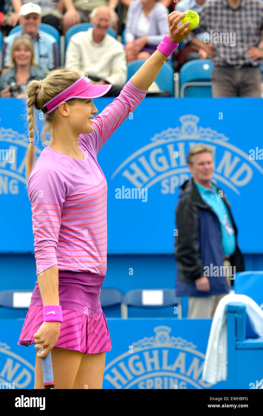Eugénie Bouchard (Canada) ont signé avec des balles de tennis à frapper dans la foule après une victoire à Eastbourne, 2015 Banque D'Images