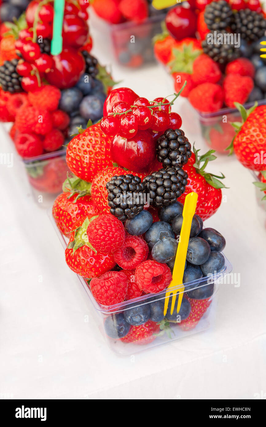 Affichage des baies de fruits frais mélangés dans des contenants prêts à manger. Banque D'Images