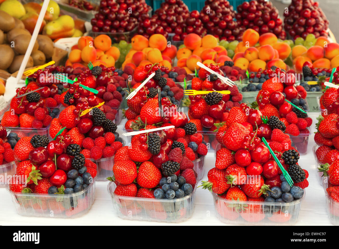 Affichage des baies de fruits frais mélangés dans des contenants prêts à manger. Banque D'Images
