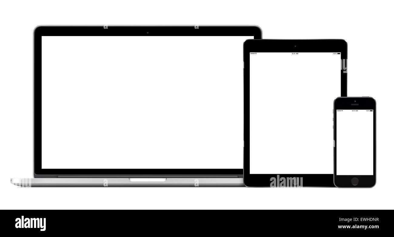 Ensemble de gadgets modernes comprend un ordinateur portable, smartphone et tablette numérique immersive avec écran blanc vide Banque D'Images