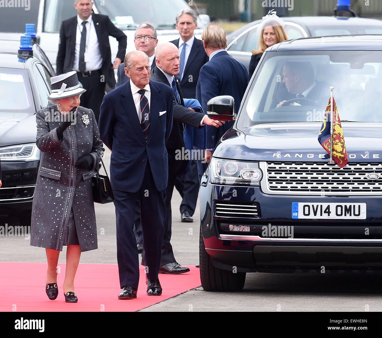 Celle, Allemagne. 26 Juin, 2015. La Reine Elizabeth II et le duc d'Édimbourg de dire au revoir à l'aéroport militaire à Celle, Allemagne, 26 juin 2015. La reine Elizabeth II et le duc d'Édimbourg ont été sur leur cinquième visite d'État en Allemagne du 23 au 26 juin. Photo : HOLGER HOLLEMANN/dpa/Alamy Live News Banque D'Images