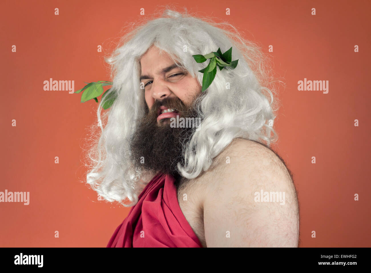 Dégoûté zeus ou jupiter dieu contre fond orange Banque D'Images