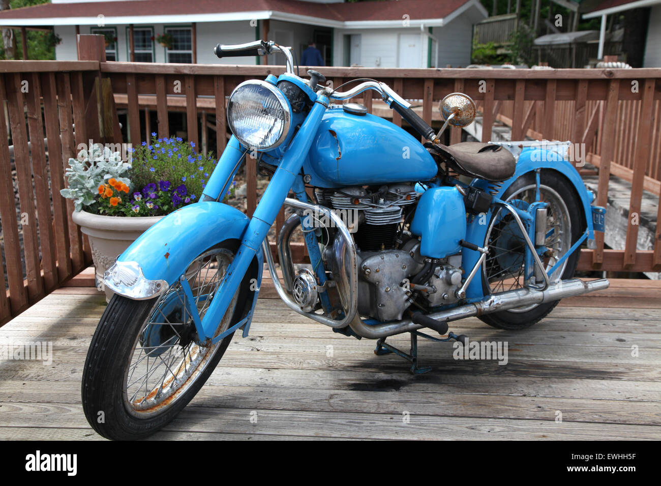 Une vieille moto de rouille dans un village de l'Alaska Banque D'Images