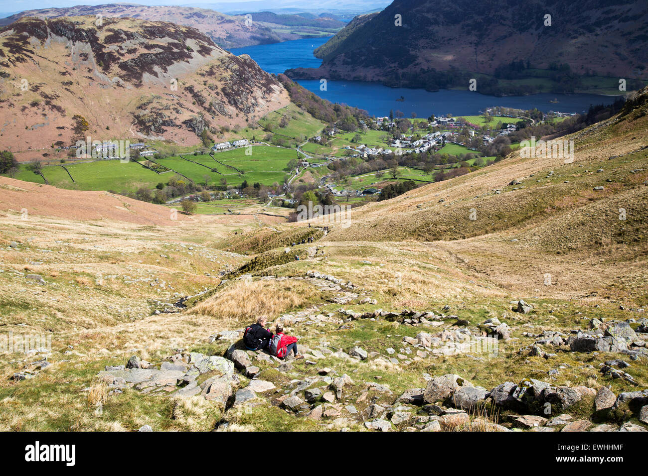 Vue sur le lac Ullswater et Shap Village, Lake District, Cumbria, England, UK Banque D'Images