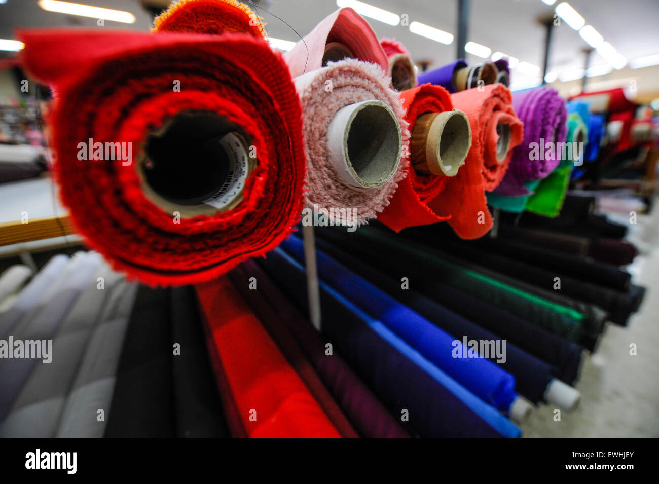 Un magasin de tissu, dans la vieille ville de Málaga en Espagne. Una tienda de telas en el casco antiguo de Málaga. Banque D'Images