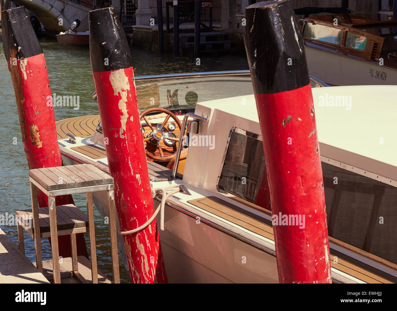 Un taxi d'eau avec des pas prêt pour les passagers à bord de l'île de Murano Lagune de Venise Vénétie Italie Europe Banque D'Images