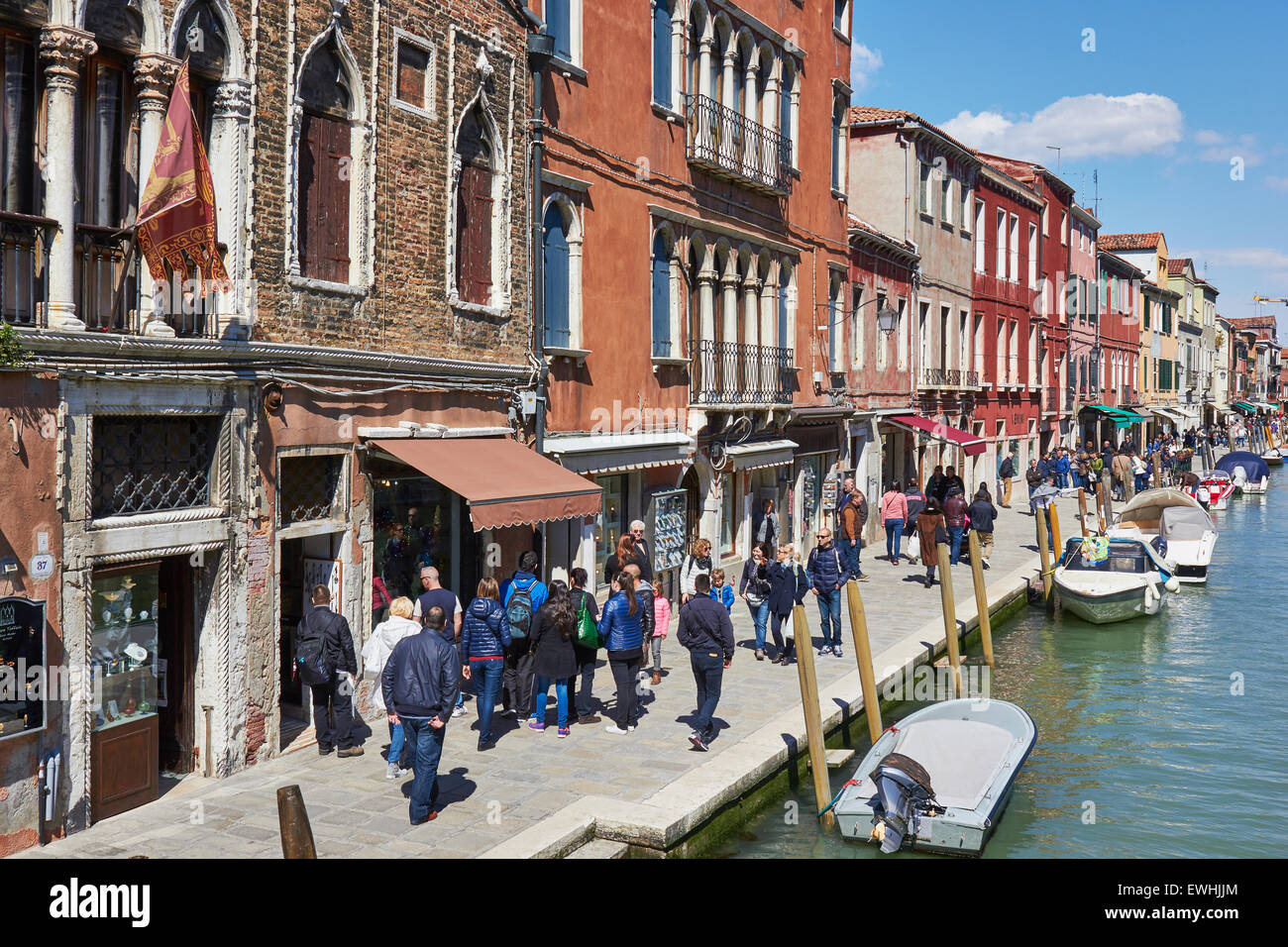 Les bateaux et les touristes le long de la Fondamenta dei Vetrai Murano Lagune de Venise Vénétie Italie Europe Banque D'Images