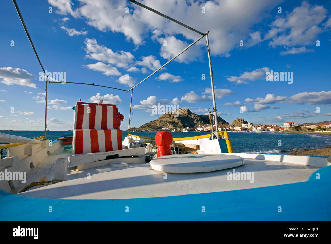 Un pêcheur en bateau en bois de couleur traditionnellement Tourkikos beach, Nea Maditos suburb, Myrina Lemnos, l'île de Limnos, Grèce Banque D'Images