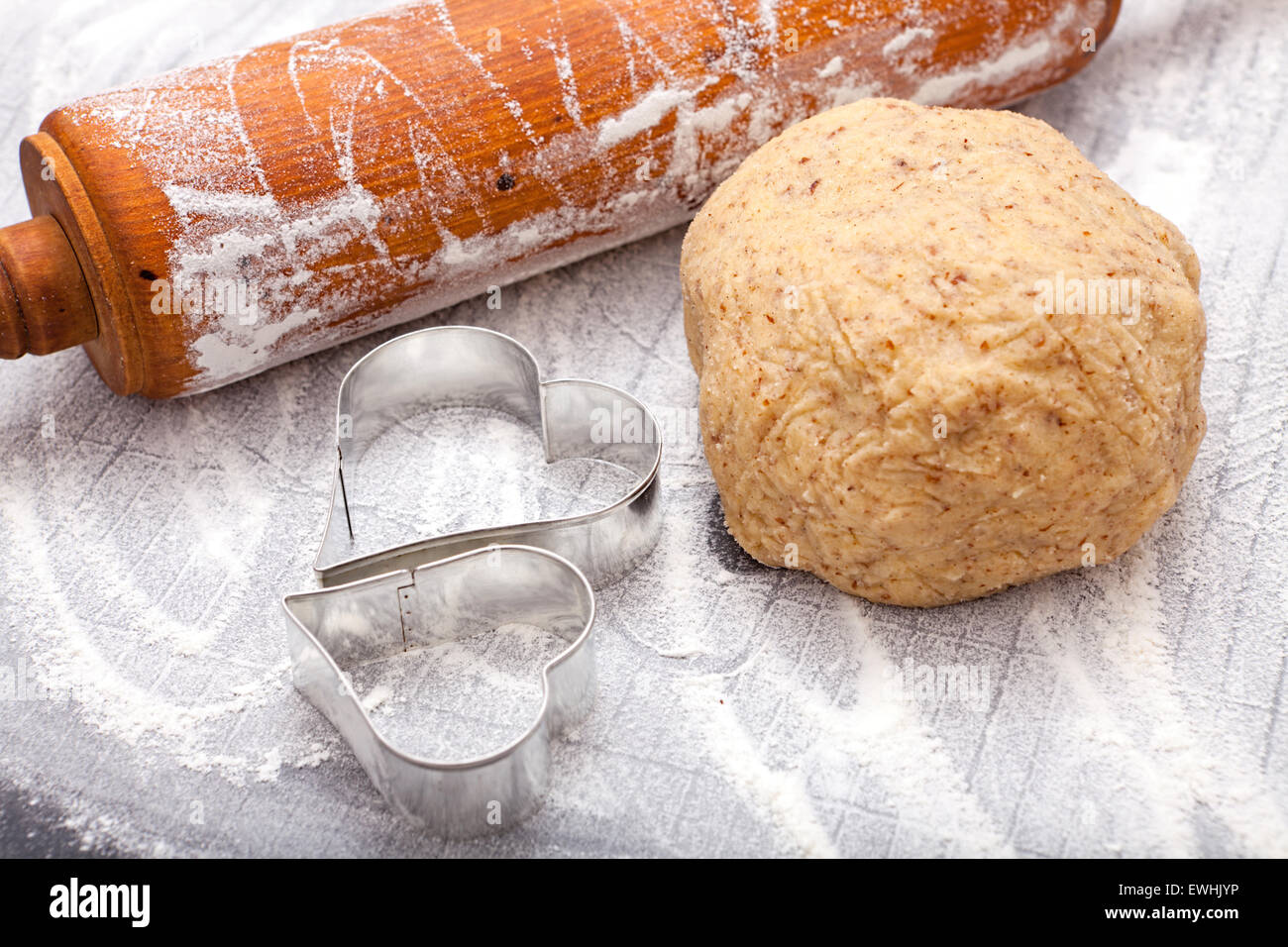 Rouleau à pâtisserie, emporte-pièce et une boule de pâte sur le silicone baking board Banque D'Images