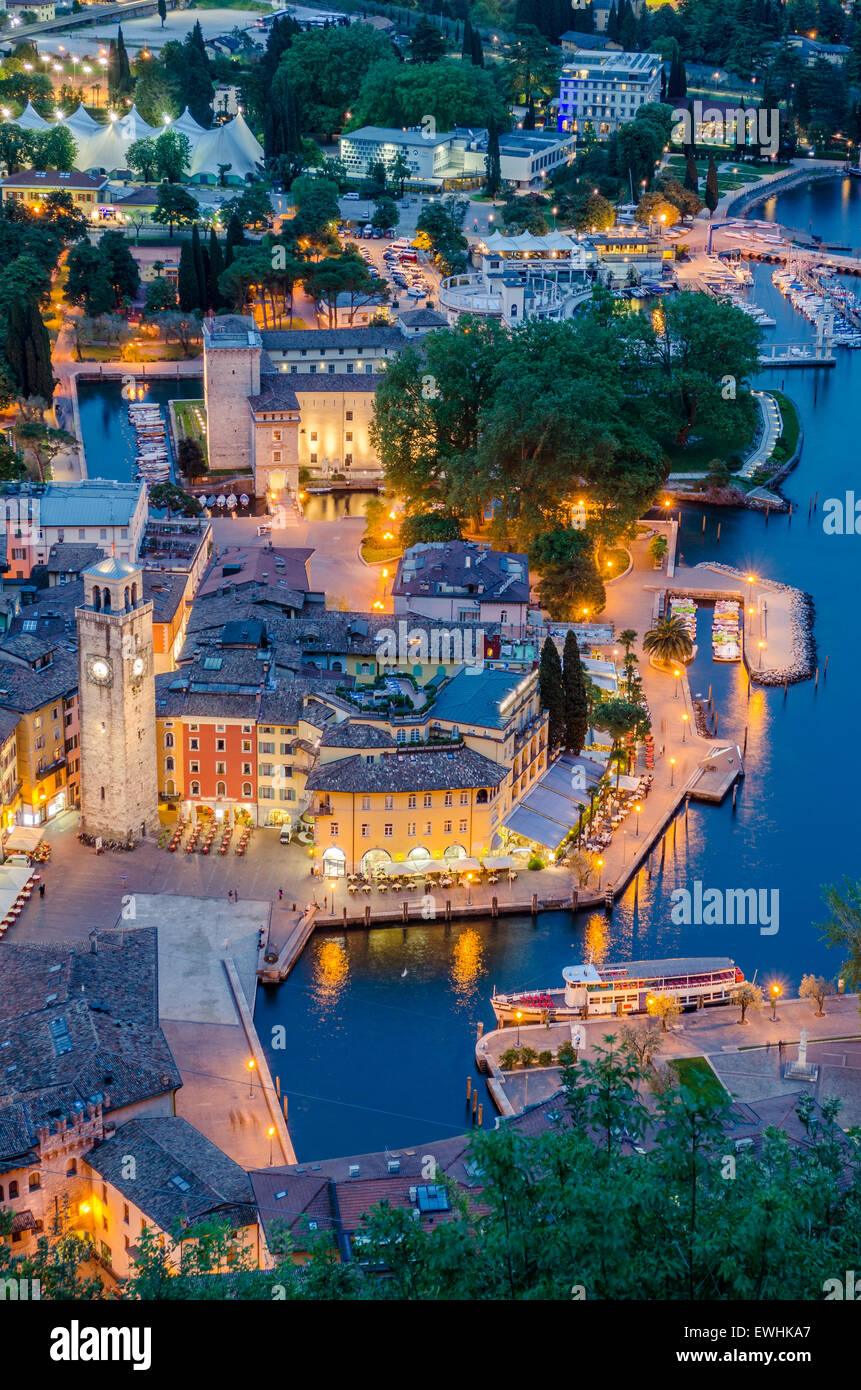 Le lac de Garde, la ville de Riva del Garda, Italie (blue hour) Banque D'Images