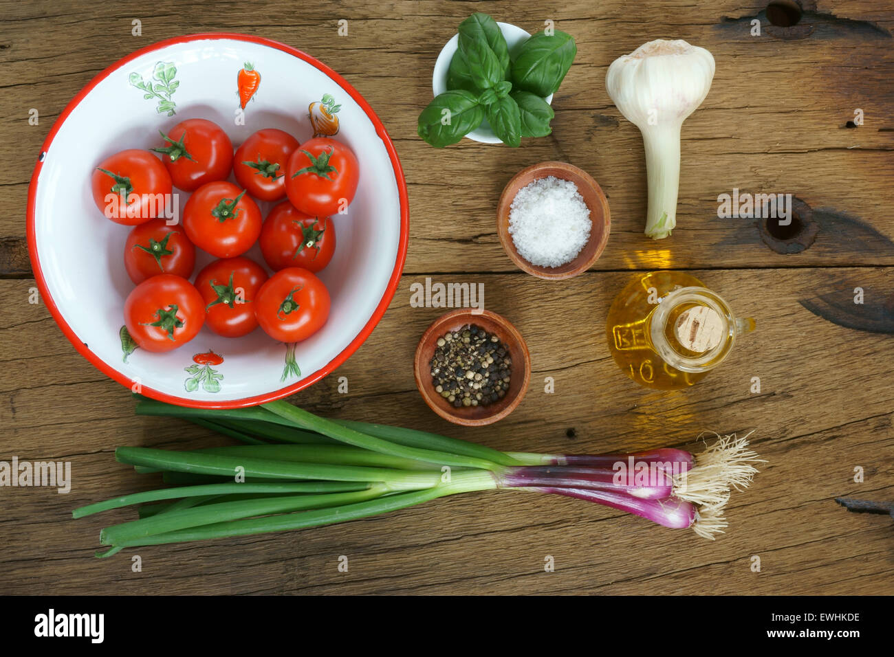 Ingrédients pour une sauce tomate sur une planche en bois rustique Banque D'Images