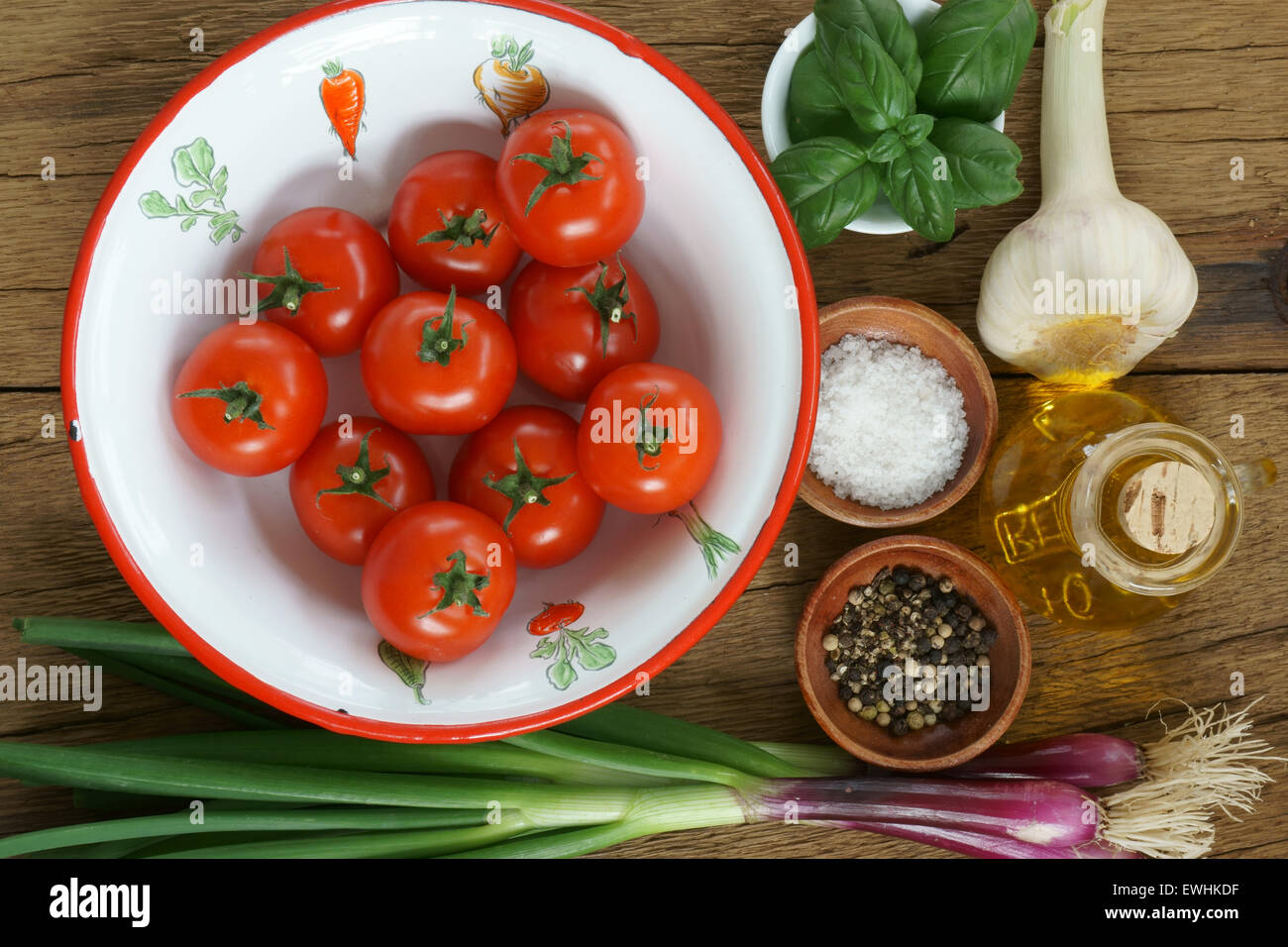 Ingrédients pour une sauce tomate sur une planche en bois rustique Banque D'Images