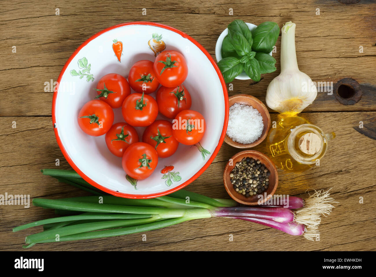 Ingrédients pour une sauce tomate sur une planche en bois rustique Banque D'Images