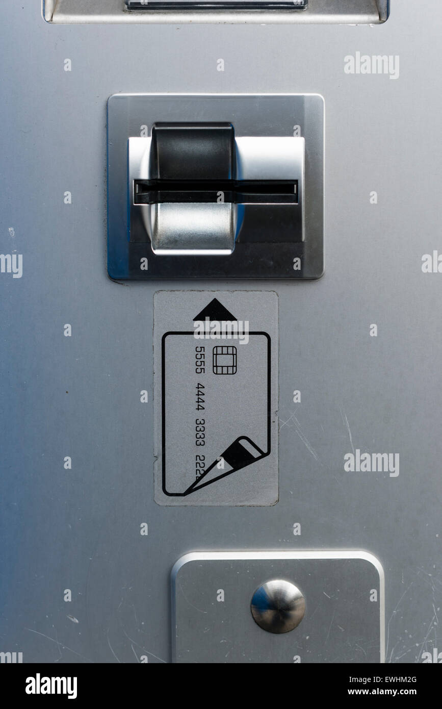 Emplacement pour l'insertion d'une carte de paiement / carte de crédit dans un distributeur automatique Banque D'Images