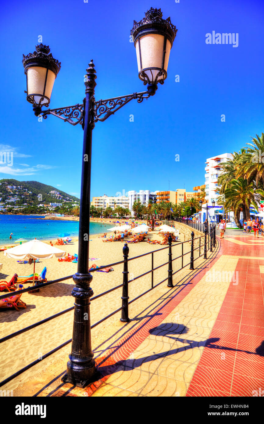 Santa Eulalia del Rio Ibiza Beach promenade Prom lights hôtels Espagne côte mer destination de vacances resort en espagnol Banque D'Images