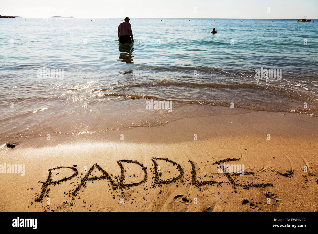 Paddle Mot écrit Dans Le Sable Sur La Plage Côte à Côte De