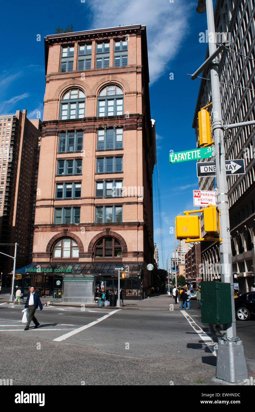 Astor Place dans l'East Village. Construit comme un théâtre en 1847, malheureusement passé dans l'histoire par le différend entre les acteurs Jean Siméon et William Charles Macready. Charles joué Macbeth et les gens sont allés dans la rue pour protester violemment en trifurca qui a pris fin avec la police tire sur la foule, tuant 18 personnes. En plus d'abriter le théâtre cet endroit est le point de rencontre du quartier, et où les adolescents se réunissent pour pratiquer la planche à roulettes Banque D'Images