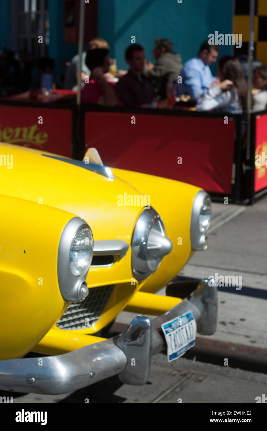 1950 Studebaker taxi jaune à l'extérieur de la caliente restaurant mexicain de la cabine sur la Septième Avenue, Greenwich Village, New York City, USA. Banque D'Images