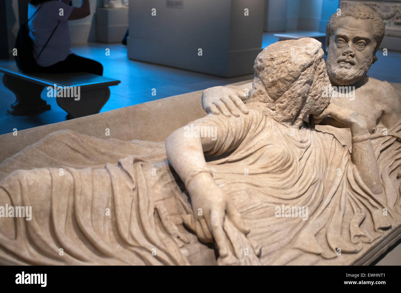Couvercle de sarcophage en marbre avec couple. Période romaine, dynastie. Chambre de la période gréco-romaine dans la région métropolitaine de Museu Banque D'Images