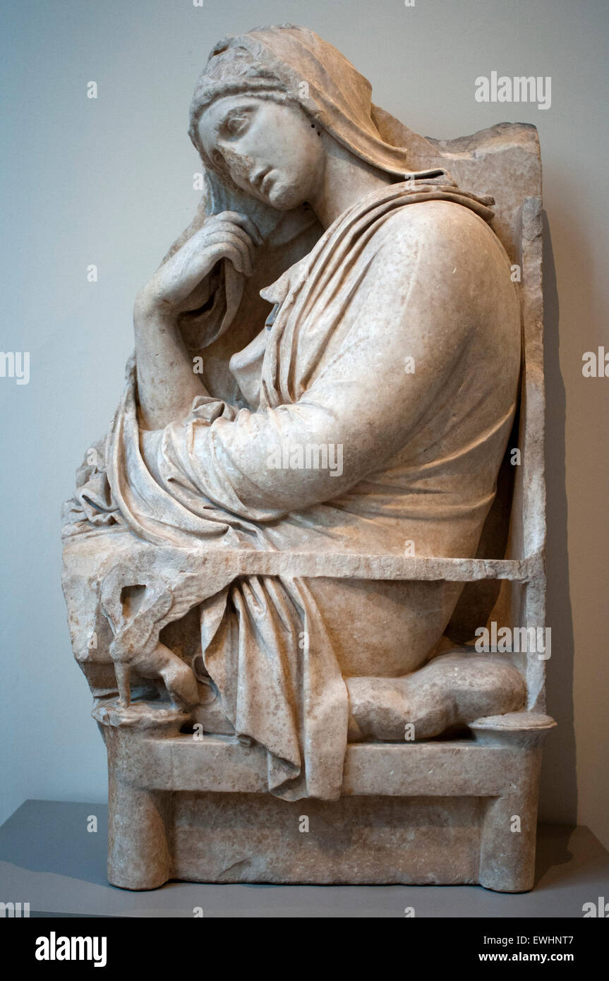 Stèle de marbre (pierre tombale) d'une femme. Grenier, grec, mi-4e siècle avant J.-C. trouvée à Acharnae, Menidi, dans l'Attique avant 1827. Cha Banque D'Images