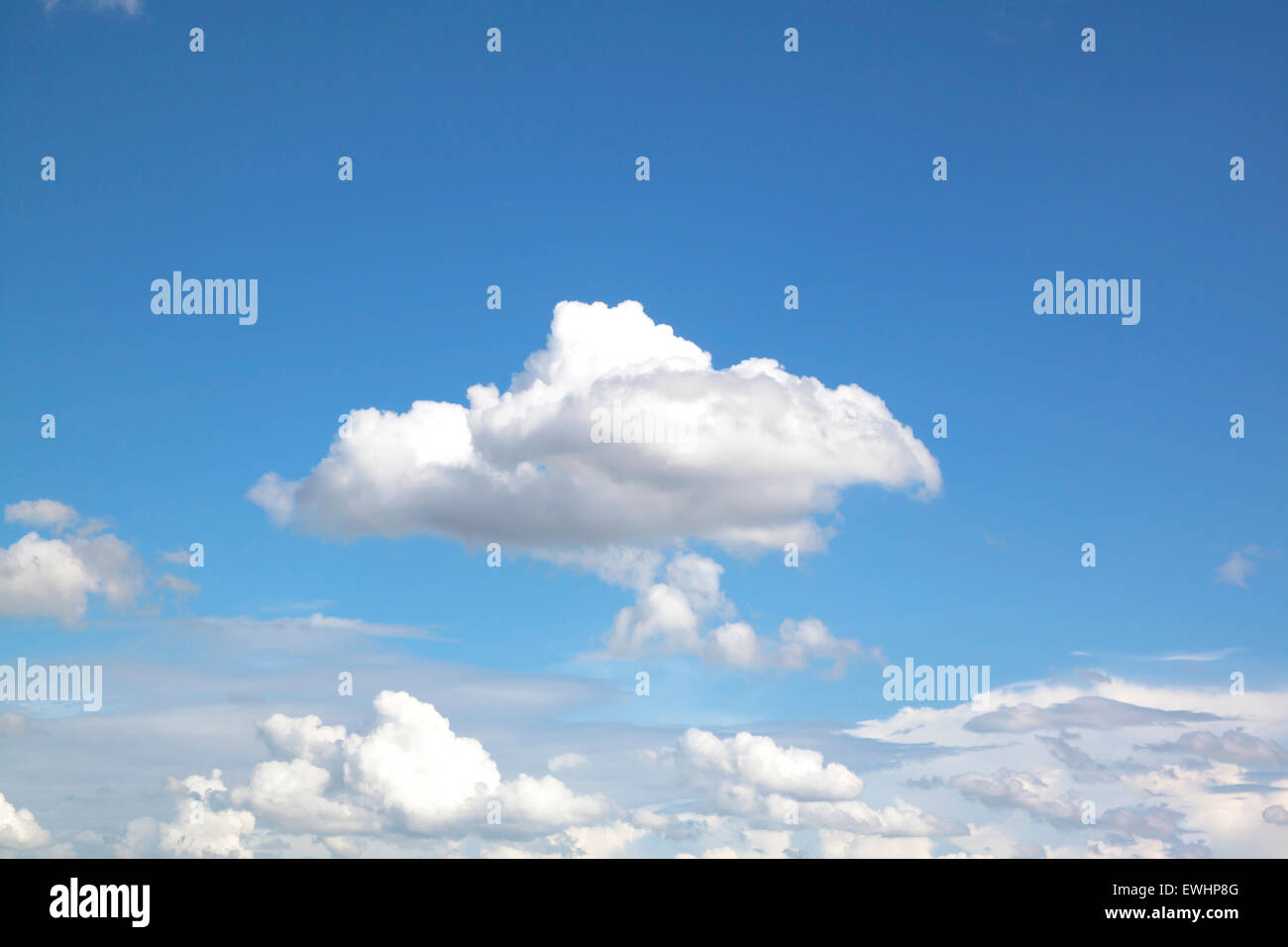 Nuages dans le ciel bleu, abstract natural background. Banque D'Images