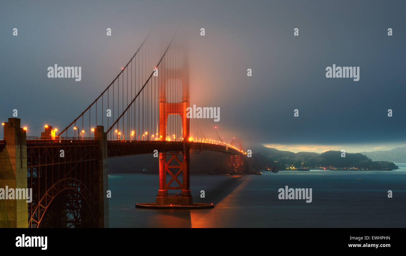 Foggy Golden Gate Bridge, San Francisco au coucher du soleil Banque D'Images