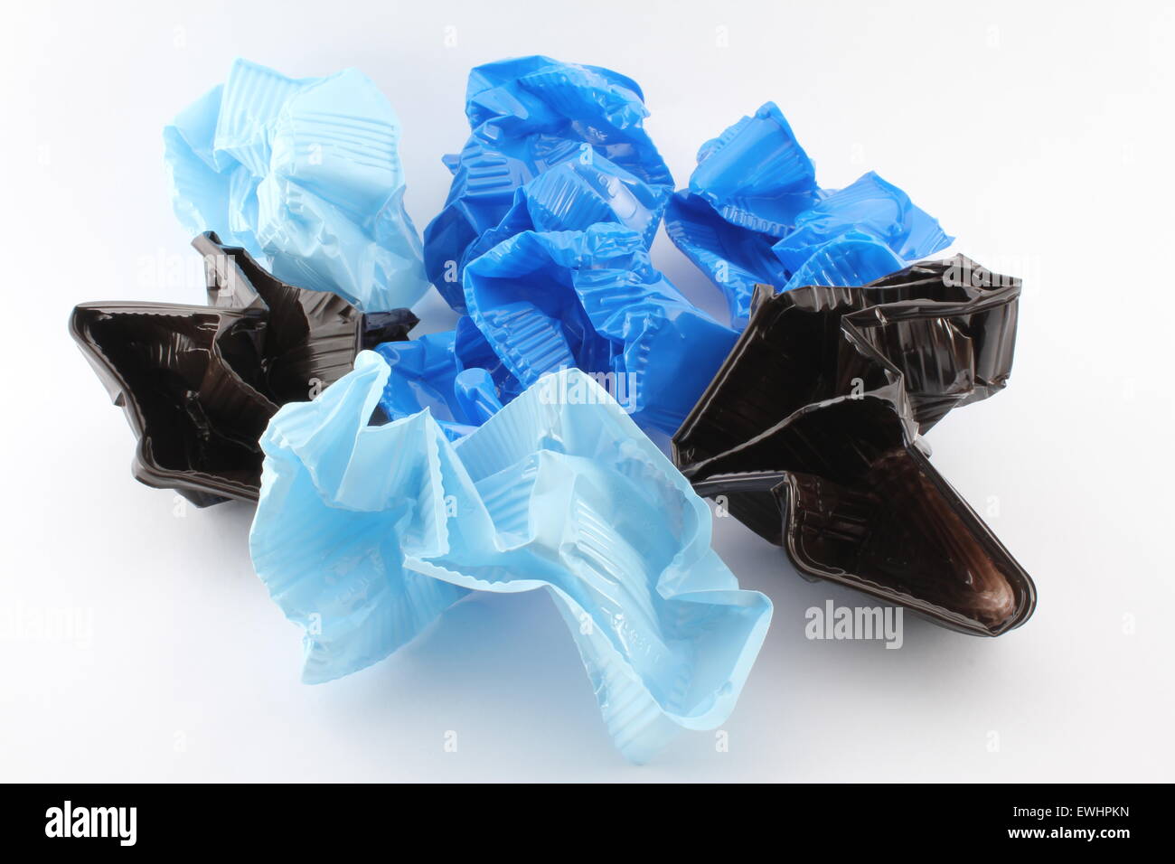 Enchevêtrement de petits contenants, plastique, liés entre eux. Banque D'Images