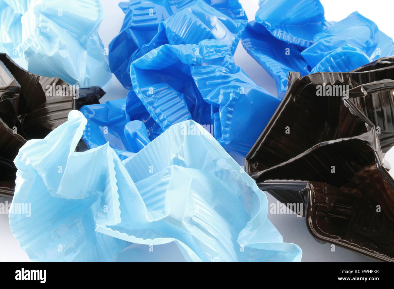 Enchevêtrement de petits contenants, plastique, liés entre eux. Banque D'Images