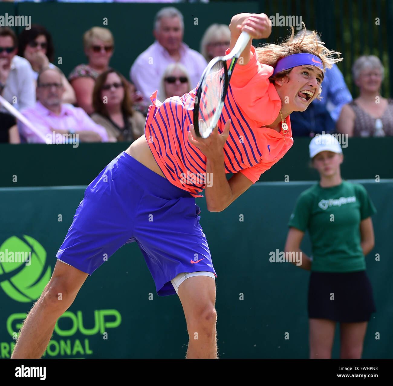 Slough, Berkshire, Royaume-Uni. 26 Juin, 2015. Le tournoi de tennis de Boodles. Alexander Zverev contre Novak Djokovic : Action Crédit Plus Sport/Alamy Live News Banque D'Images Slough, Berkshire, Royaume-Uni. 26 Juin, 2015. Le tournoi de tennis de Boodles. Alexander Zverev contre Novak Djokovic : Action Crédit Plus Sport/Alamy Live News Banque D'Images