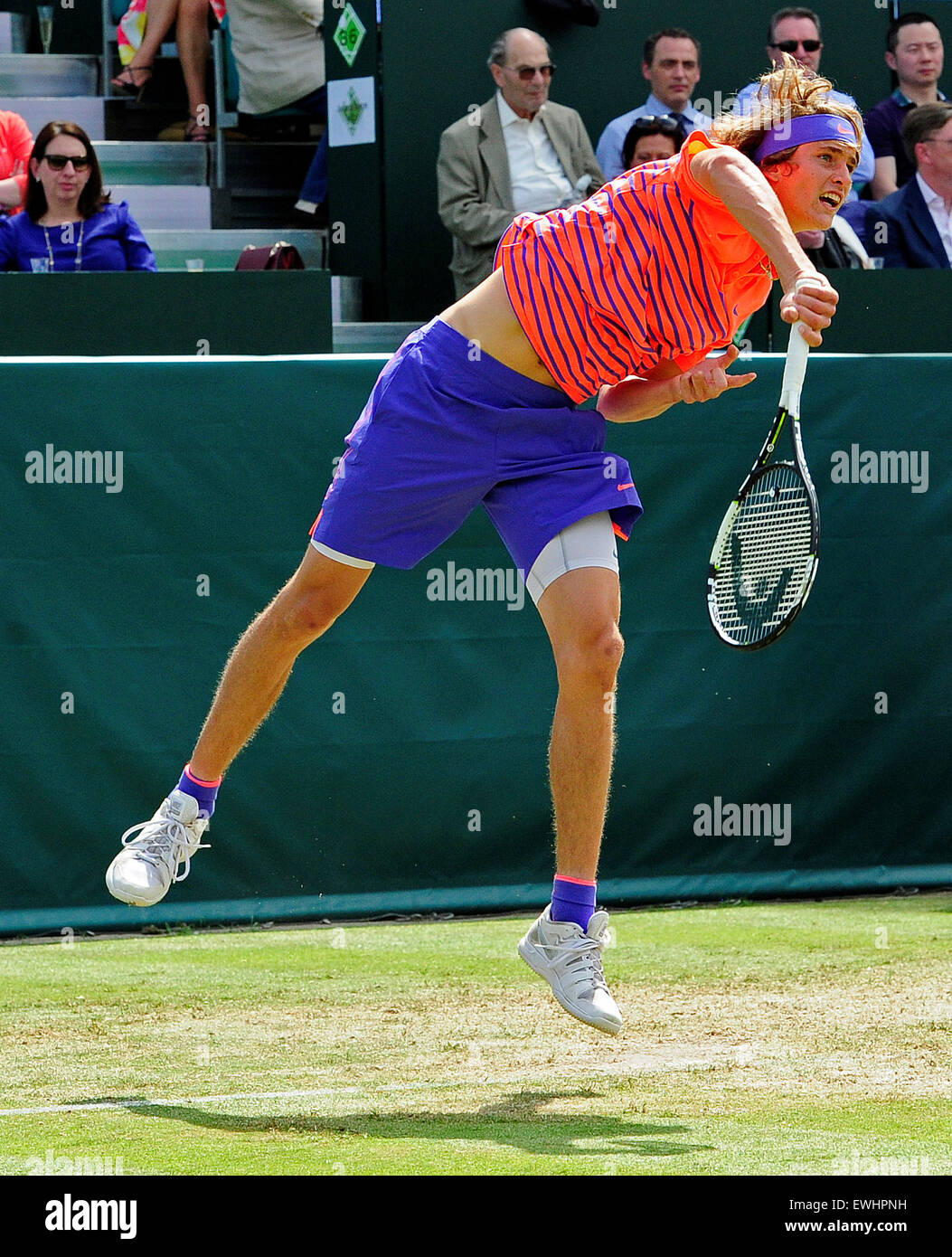 Slough, Berkshire, Royaume-Uni. 26 Juin, 2015. Le tournoi de tennis de Boodles. Alexander Zverev contre Novak Djokovic : Action Crédit Plus Sport/Alamy Live News Banque D'Images Slough, Berkshire, Royaume-Uni. 26 Juin, 2015. Le tournoi de tennis de Boodles. Alexander Zverev contre Novak Djokovic : Action Crédit Plus Sport/Alamy Live News Banque D'Images