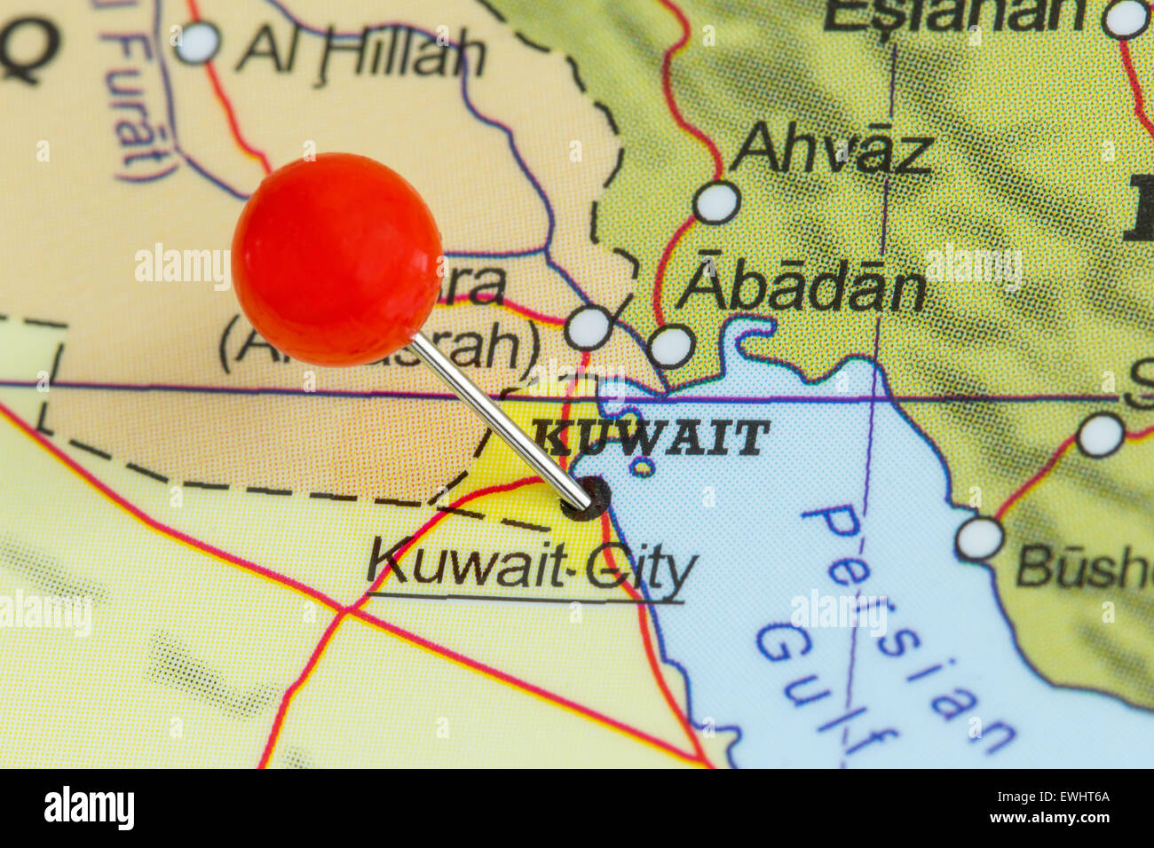 Close-up d'une punaise rouge sur une carte de la ville de Koweït, Koweït Banque D'Images