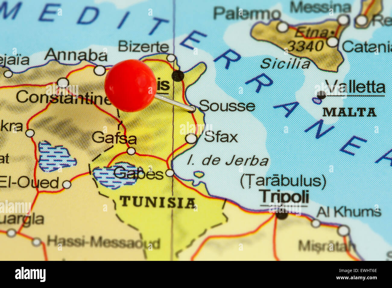Close-up d'une punaise rouge sur une carte de Sousse, Tunisie Banque D'Images