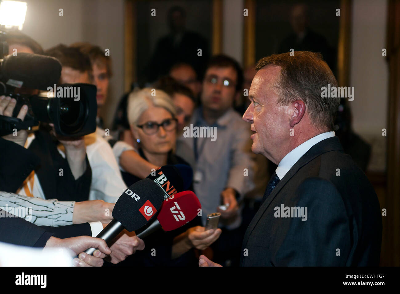 Copenhague, Danemark. 26 Juin, 2015. Lars Lokke Rasmussen parle à la presse avant sa réunion en soirée avec le gouvernement de coalition possible partenaires : le peuple danois'sParty,l'Alliance libérale et le parti conservateur. Les différences entre les parties semble faire une coalition improbable Crédit : OJPHOTOS/Alamy Live News Banque D'Images