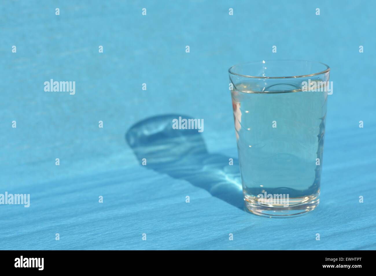 L'eau dans un verre Banque D'Images