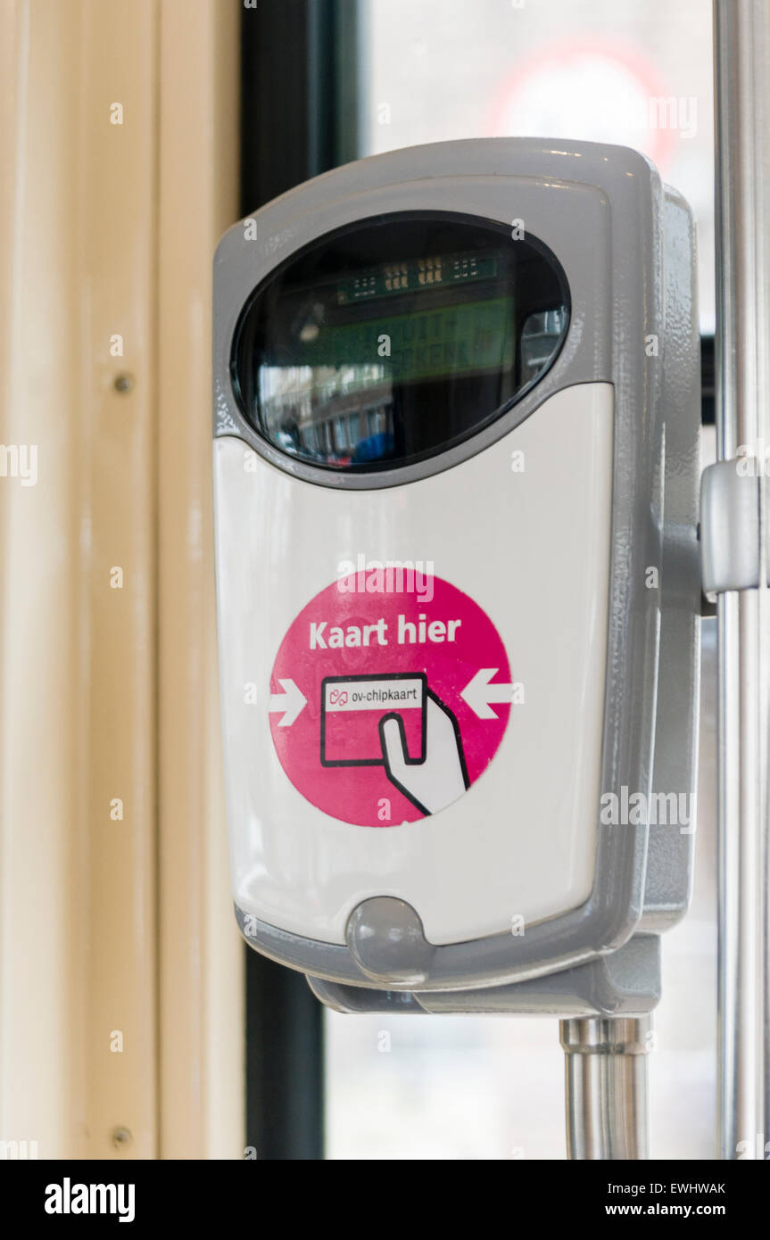 Lecteur de carte a puce Chipkaart sur un tram à La Haye, Pays-Bas Banque D'Images