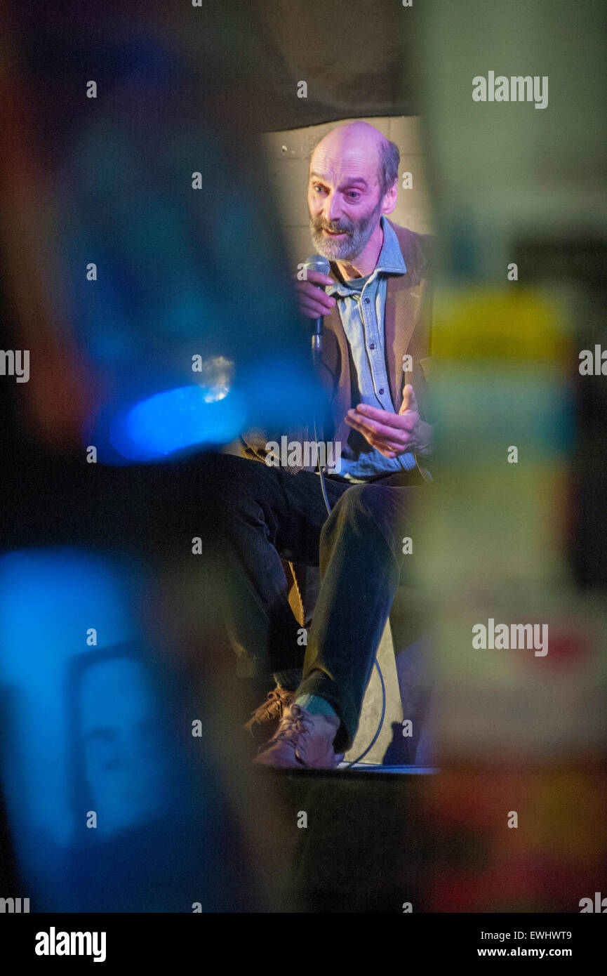 Chris Yates Auteur Gentleman Pecheur The Buveur Mangeur De Gateau Et Une Fois Titulaire De L Enregistrement De La Carpe Britannique Photo Stock Alamy