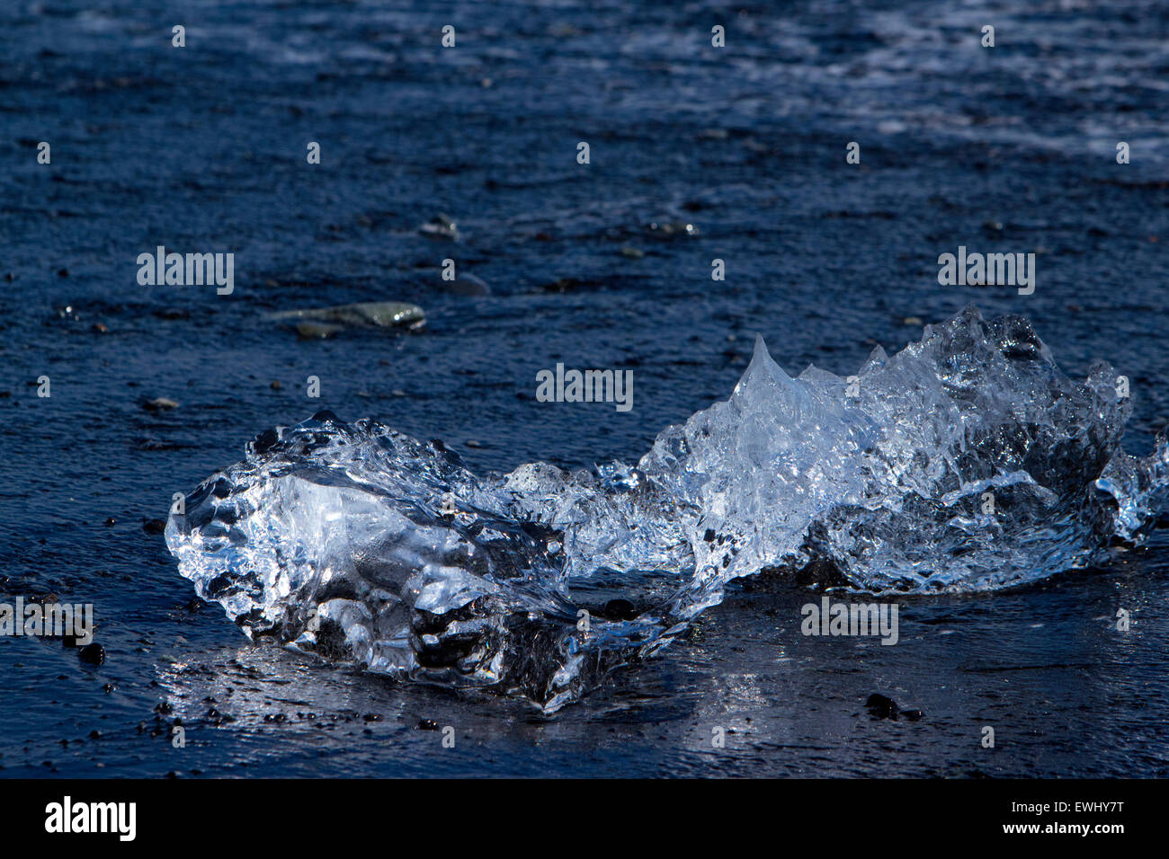 Lave-glace claire jusqu'à la plage de sable noir à l'Islande Jokulsarlon Banque D'Images
