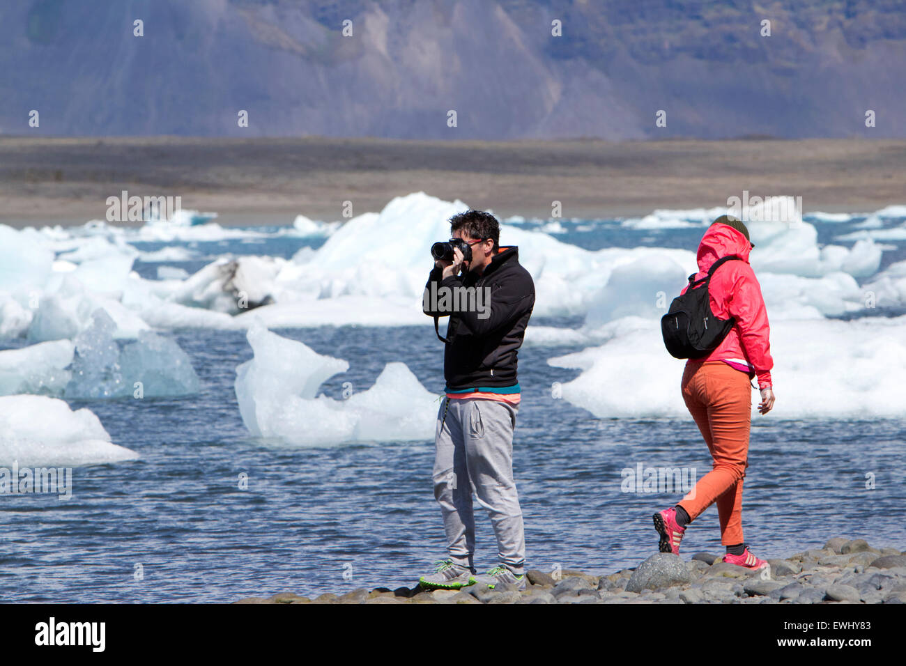 Couple de touristes à Jokulsarlon glacial Lagoon Iceland Banque D'Images