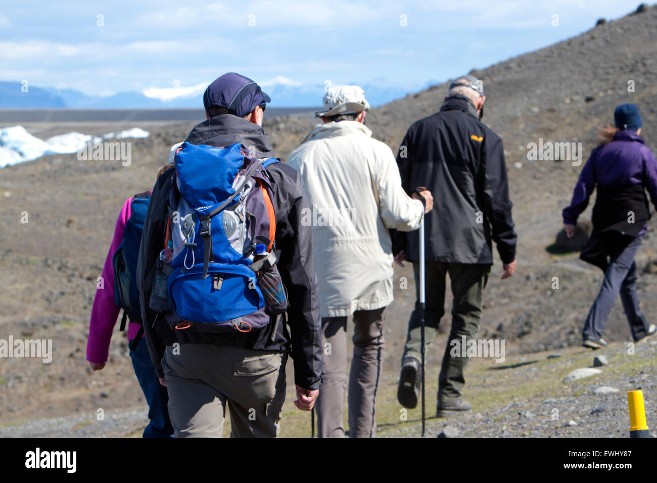 Les touristes d'âge moyen au groupe de marche de l'Islande Jokulsarlon glacial lagoon Banque D'Images