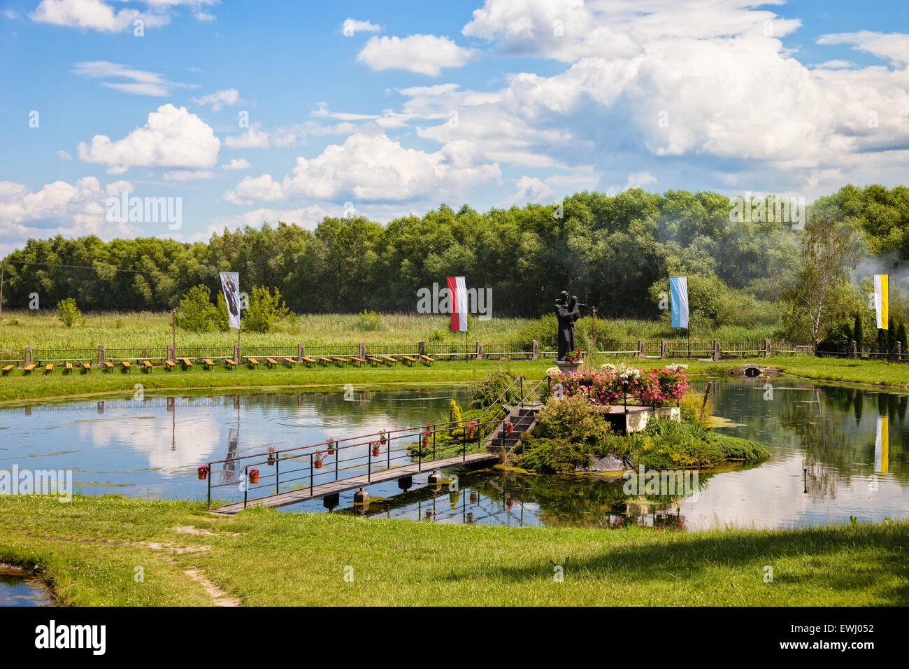 Chapelle sur l'eau dans Radecznica, Pologne. Banque D'Images