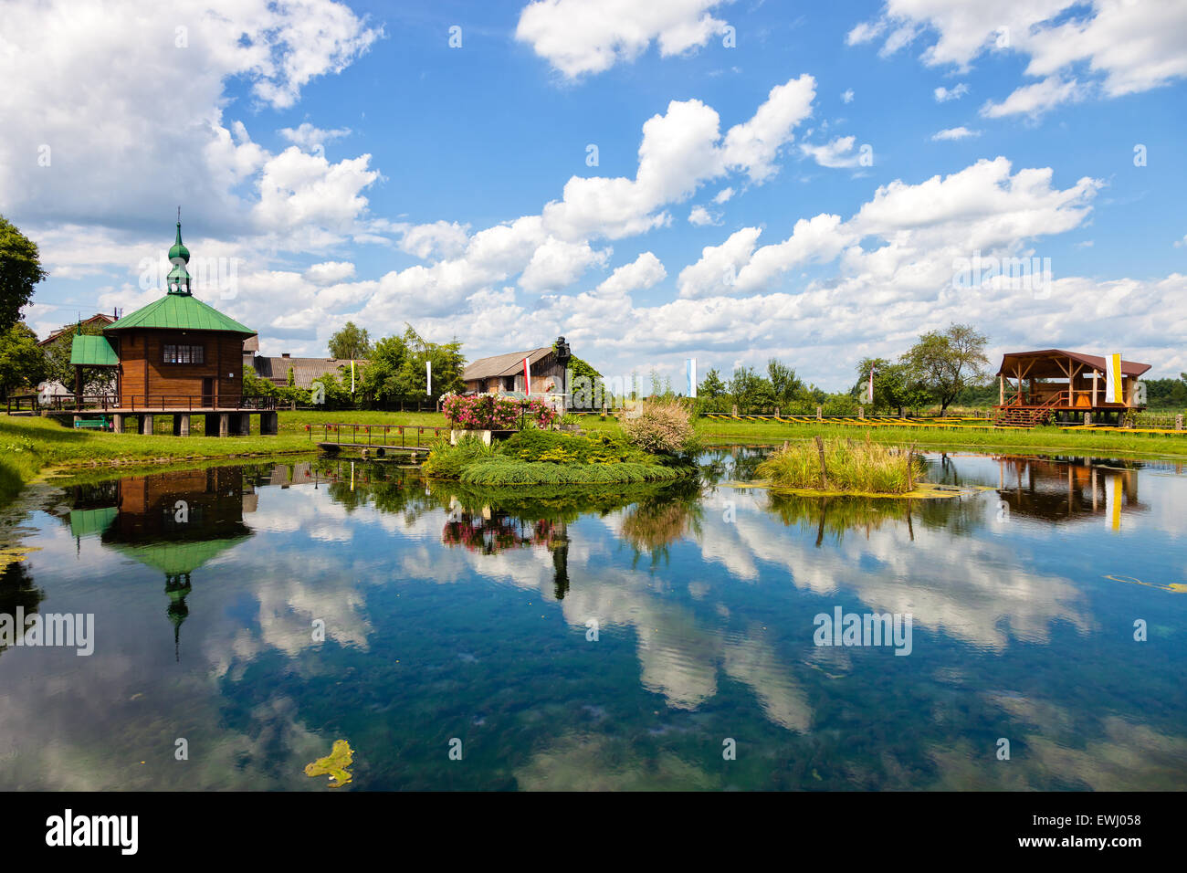 Chapelle en bois sur l'eau dans Radecznica, Pologne. Banque D'Images