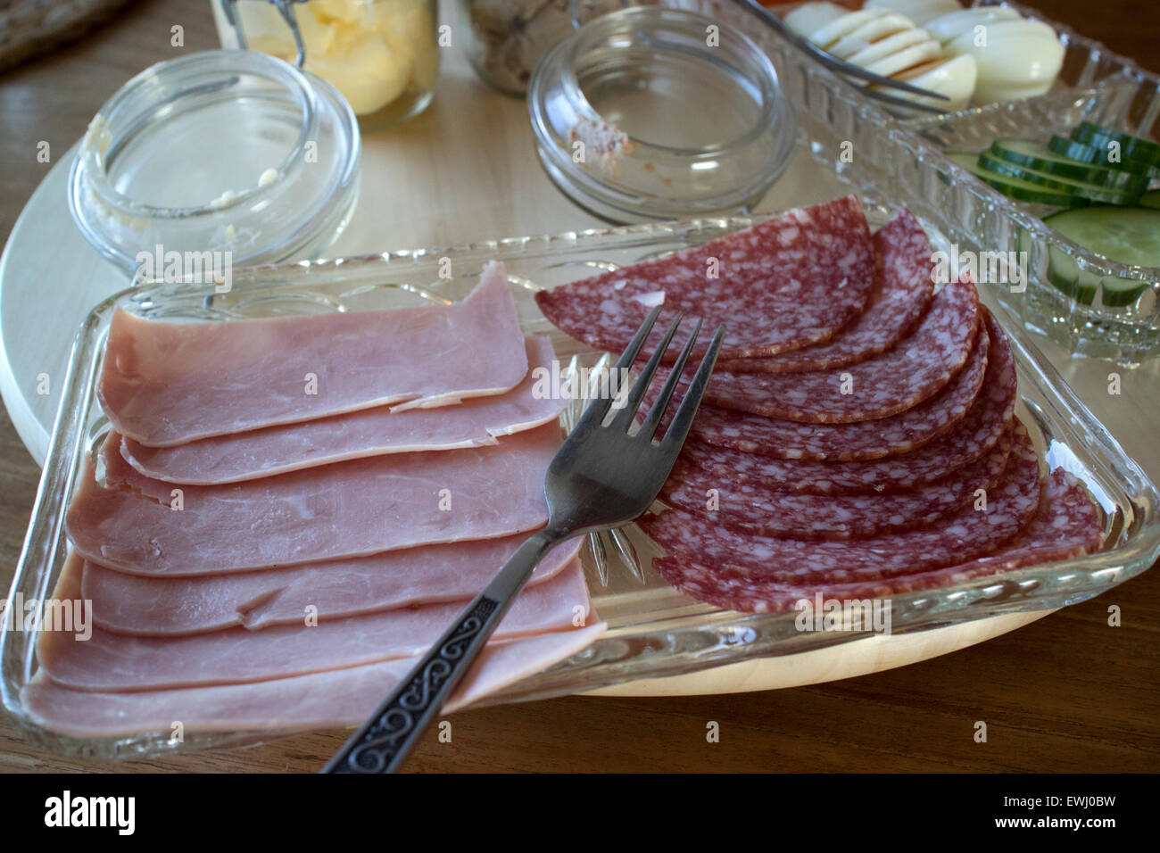 Sélection de charcuterie jambon et salami dans le cadre d'un petit-déjeuner continental dans un guesthouse l'Islande Banque D'Images
