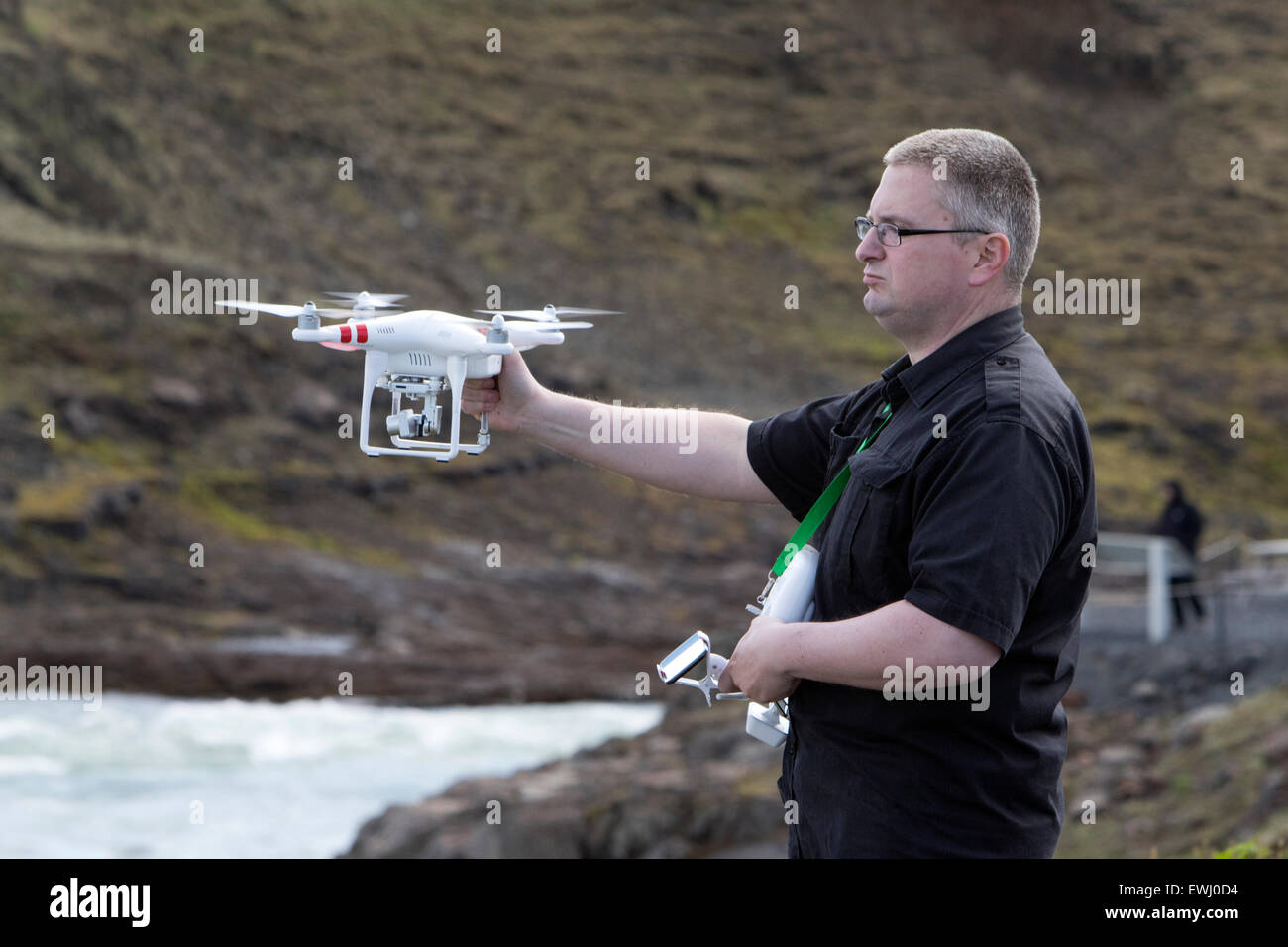 Man holding dji phantom drone à distance de vol de l'appareil photo en Islande Banque D'Images