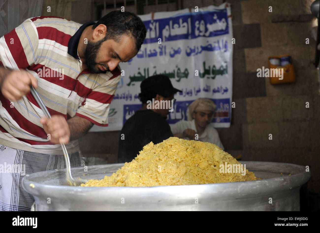 Sanaa, Yémen. 26 Juin, 2015. Un homme yéménite cuit les aliments à un centre de bienfaisance à Sanaa, Yémen, le 26 juin 2015. Le bras humanitaire de l'ONU a annoncé jeudi qu'il fournira un financement d'urgence de l'injection afin d'accélérer les efforts de secours aux civils pris au piège de la guerre au Yémen, où s'affrontent entre les différentes fractions de brassage est une crise humanitaire. © Hani Ali/Xinhua/Alamy Live News Banque D'Images