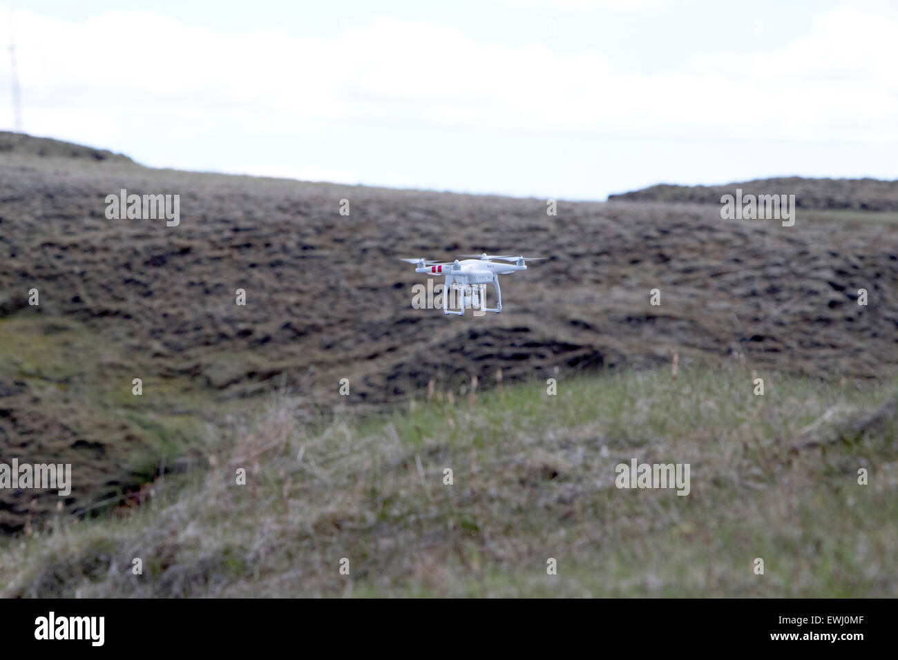 Dji phantom drone à distance de vol de l'appareil photo en Islande Banque D'Images