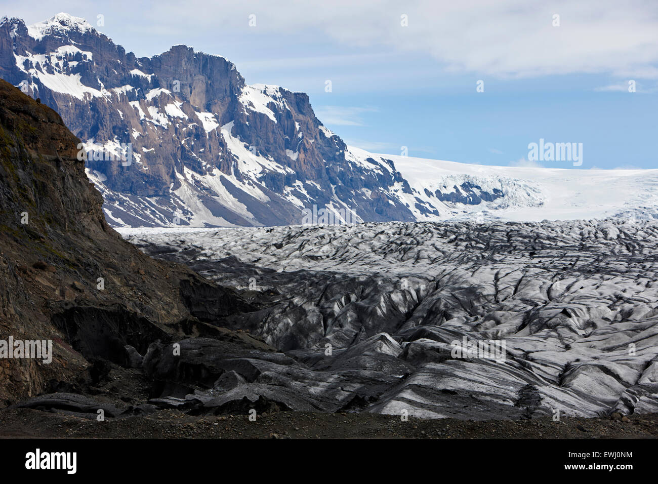 Bord du glacier Vatnajokull couvert de cendres du parc national de Skaftafell en Islande Banque D'Images