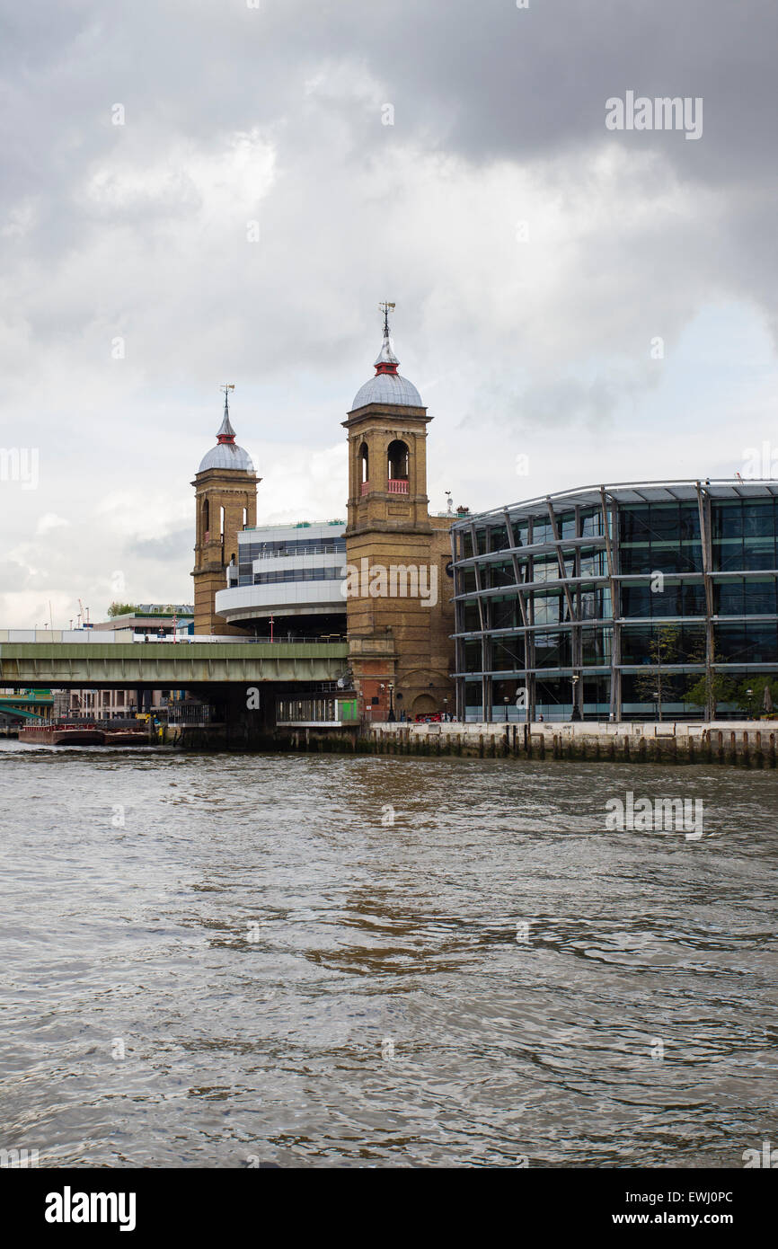 Canon Street est une gare ferroviaire sur les rives de la Tamise à la fin d'un pont sur la rivière Banque D'Images