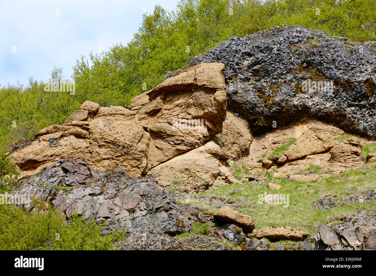 Couche de roche de tuf sur colline en Islande Banque D'Images